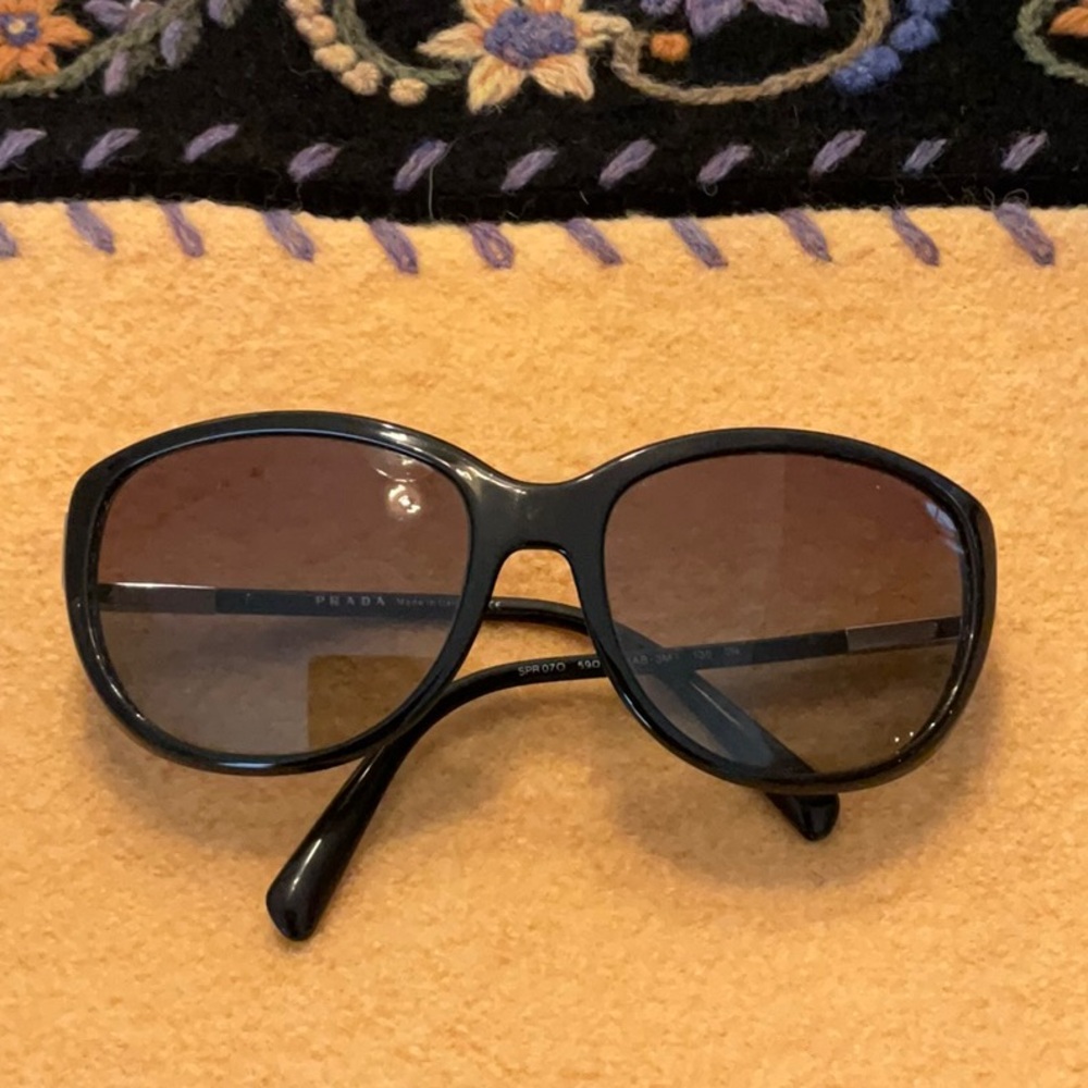 Prada Black Sunglasses with Oversized Frame and Gradient Lenses - Picture 5 of 6